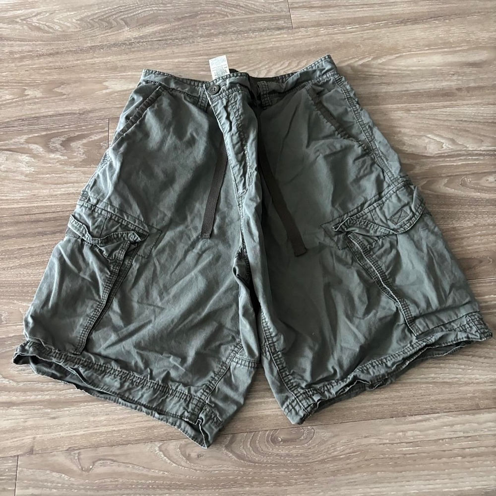 Vintage Y2K/2000s Baggy Khaki Skater Cargo Shorts! Size 40